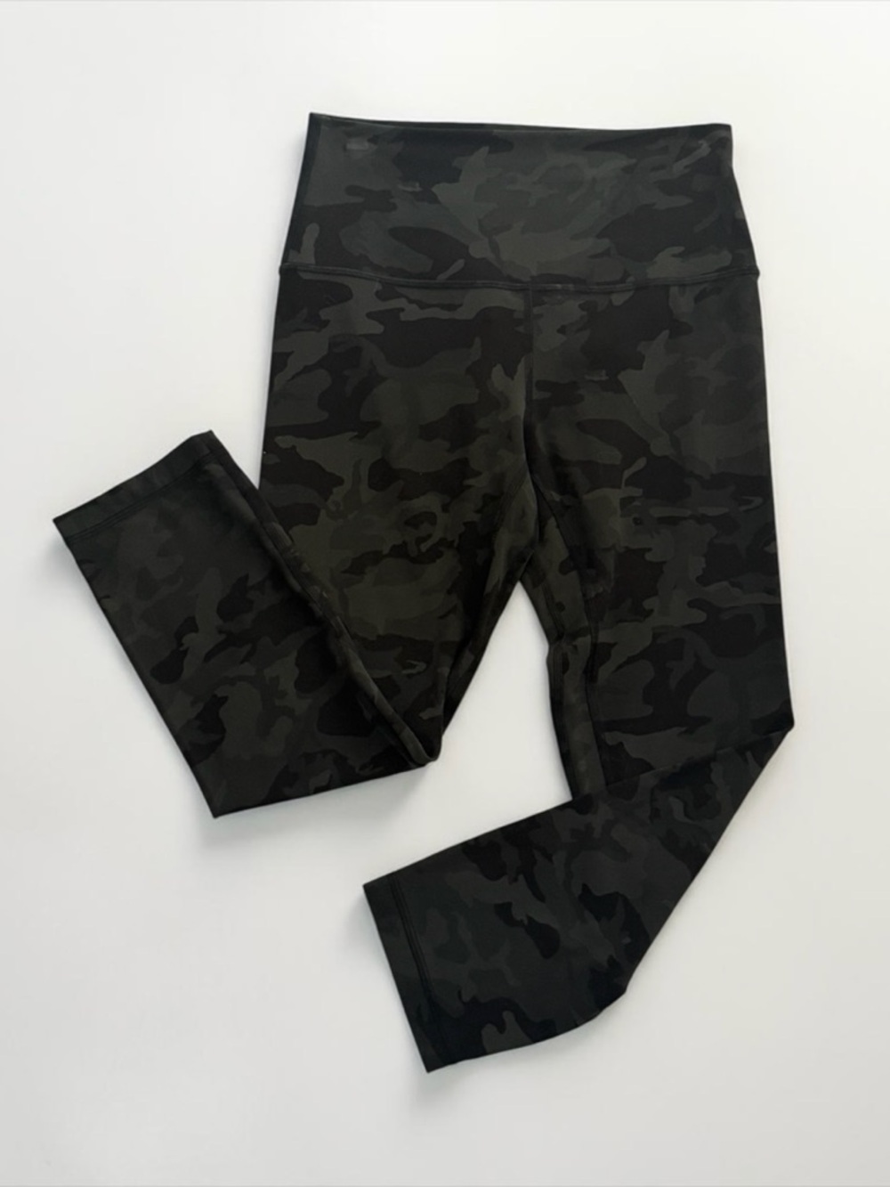 Lululemon Women’s High-Waist Cropped Leggings in Camouflage! Size 6!